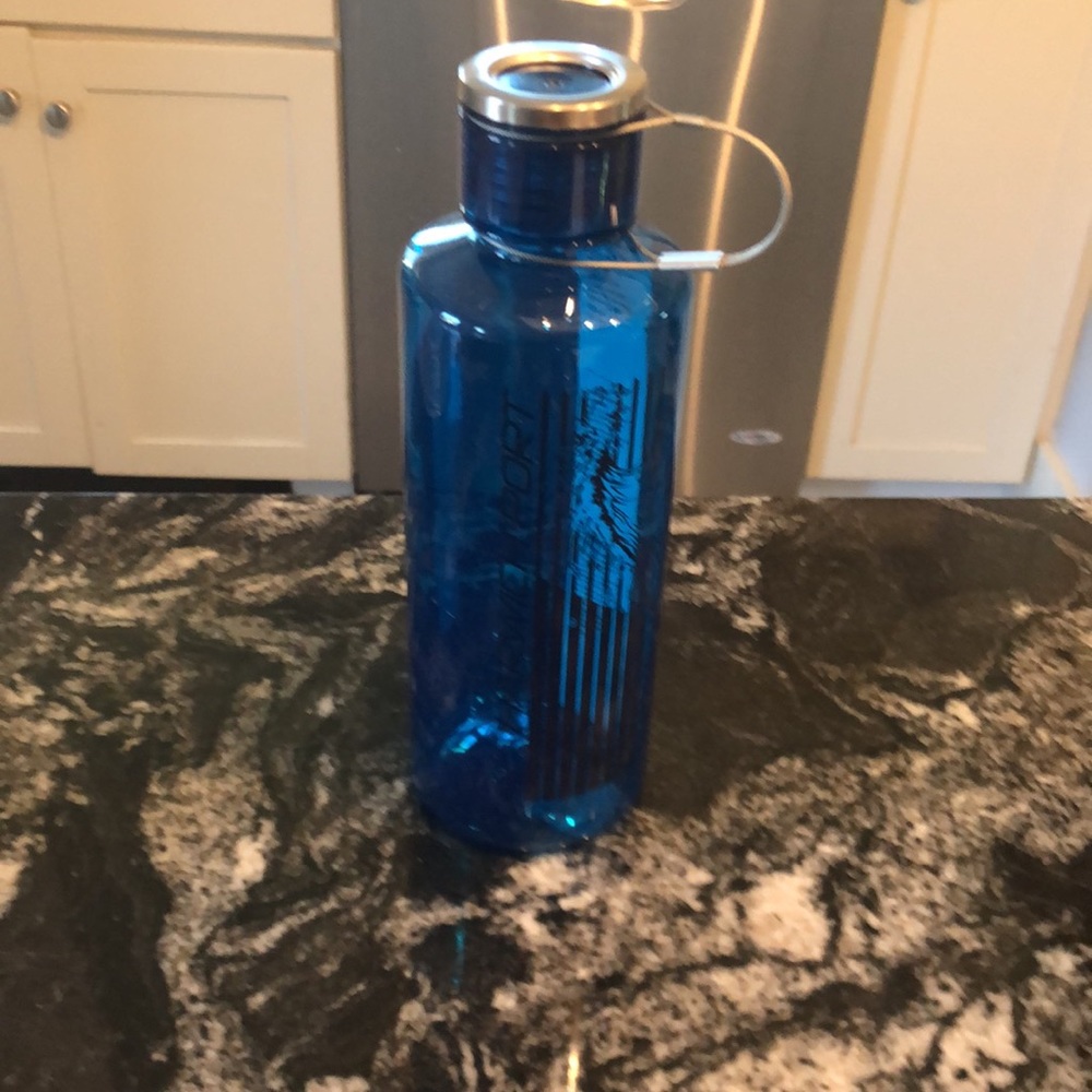COPY - Tristan water bottle in aqua 25 Oz - NWT!